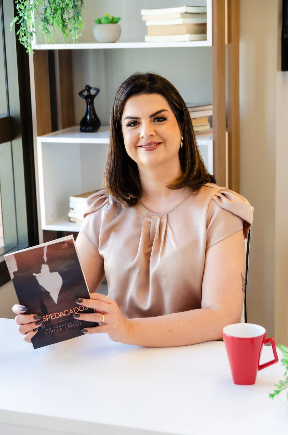 Vivian Lemos é escritora best-seller de romances, doutora em Comunicação e especialista em Marketing e Branding Literário